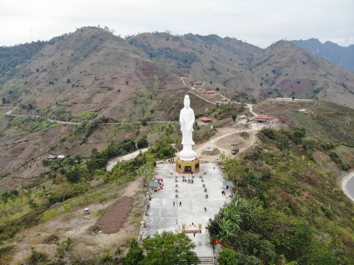 “Biển xanh trong lòng núi” Quỳnh Nhai hút khách du lịch tới Tây Bắc